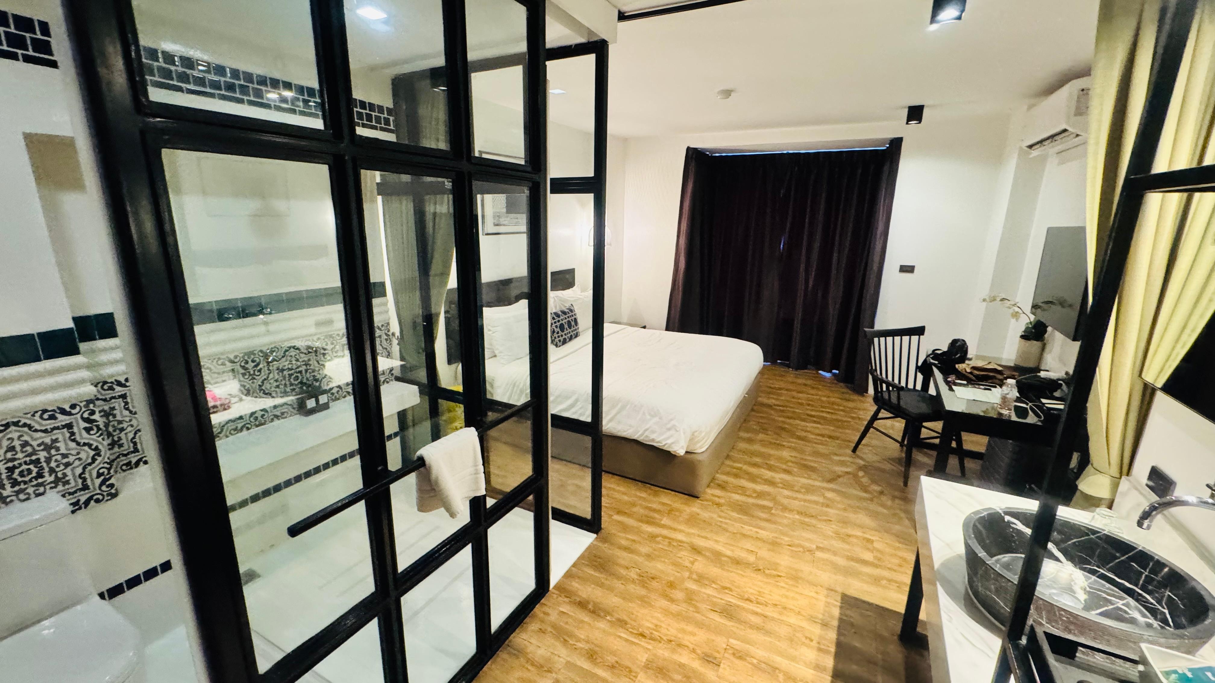 Glass sliding door for toilet and shower 