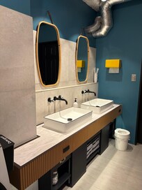 シャワールームとトイレに繋がる洗面室(洗濯機もここ)