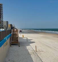 Has access to the beach