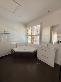 Bathroom (with spa bath)
