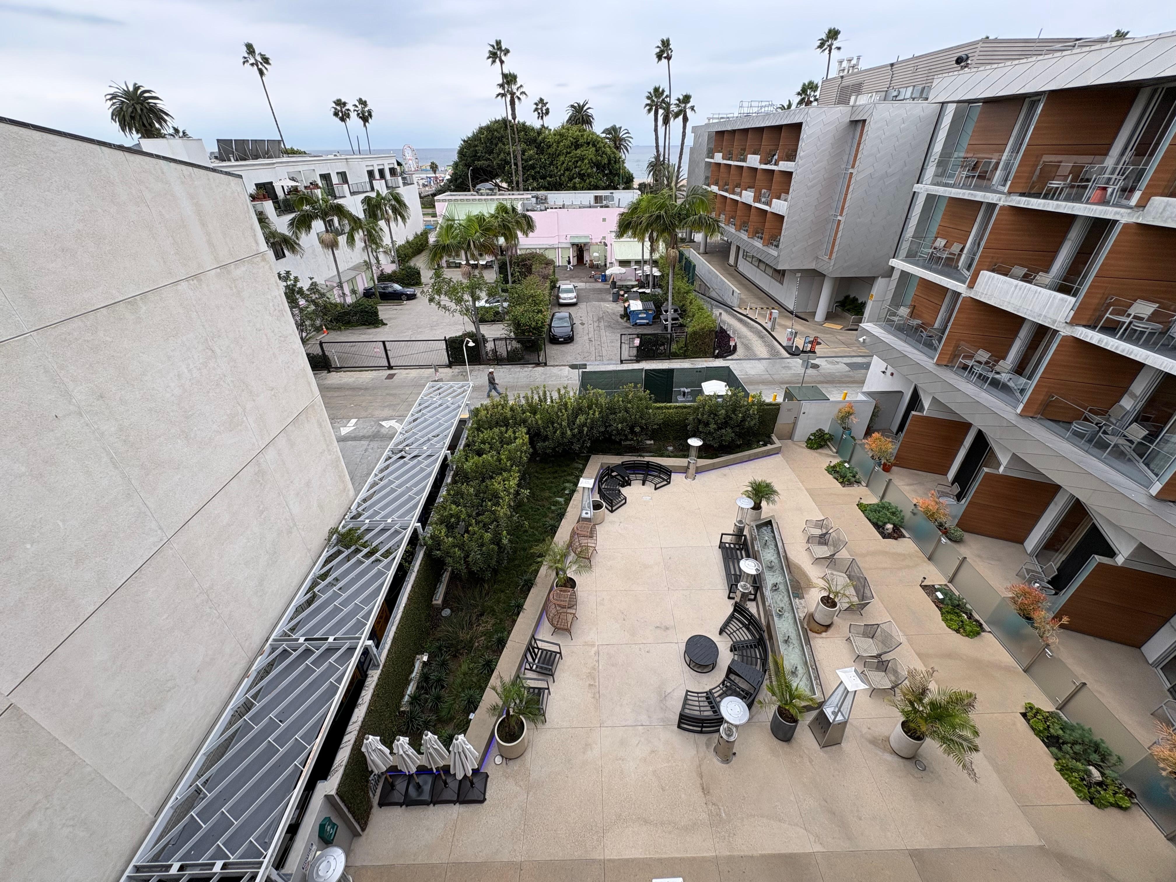 滞在した4階室内から。