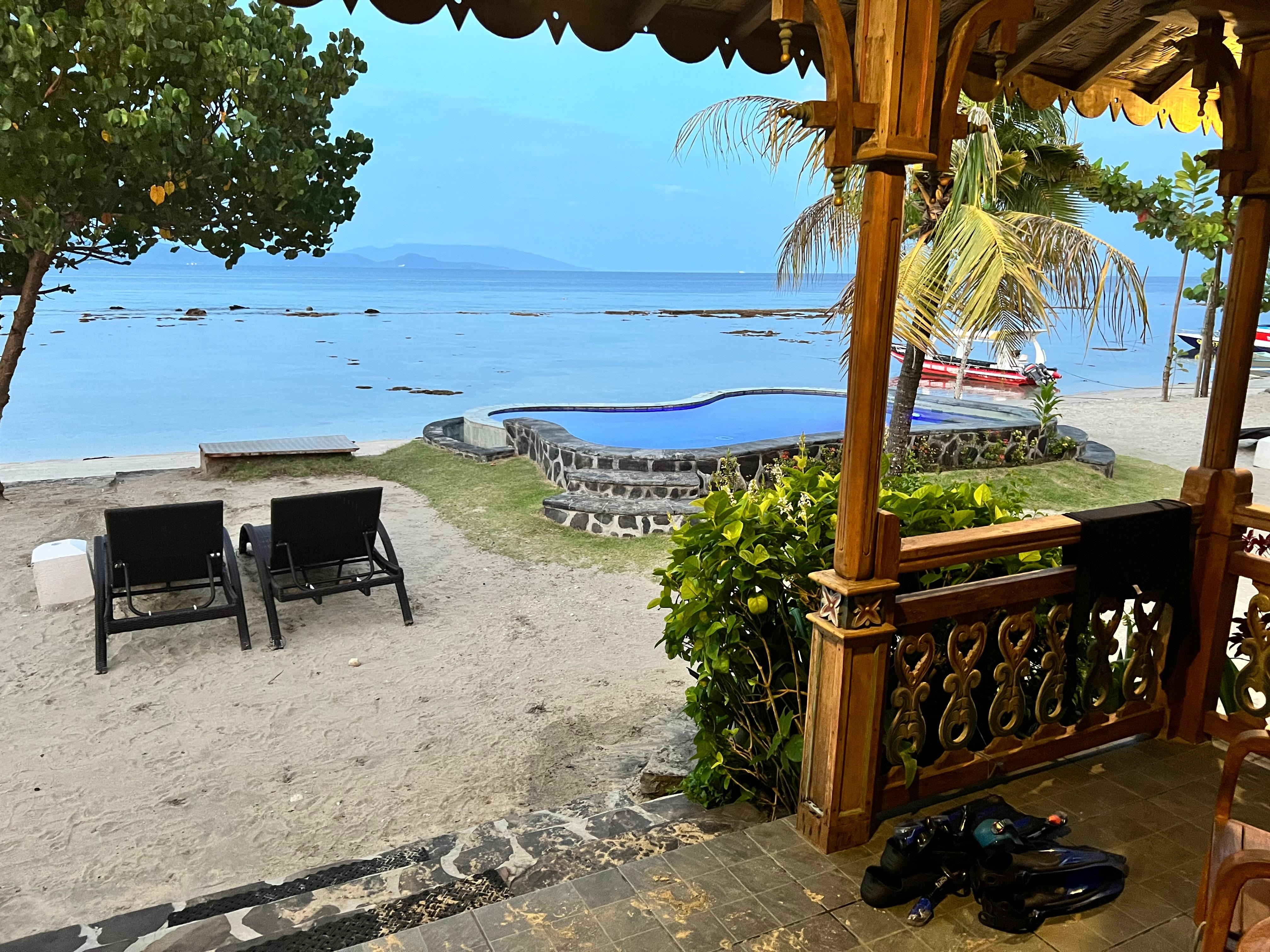 Vue de notre chambre , accès direct à la plage et piscine presque privée pour nous . Super