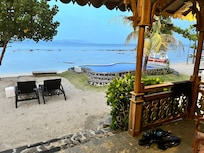 Vue de notre chambre , accès direct à la plage et piscine presque privée pour nous . Super