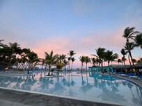 Splash side pool