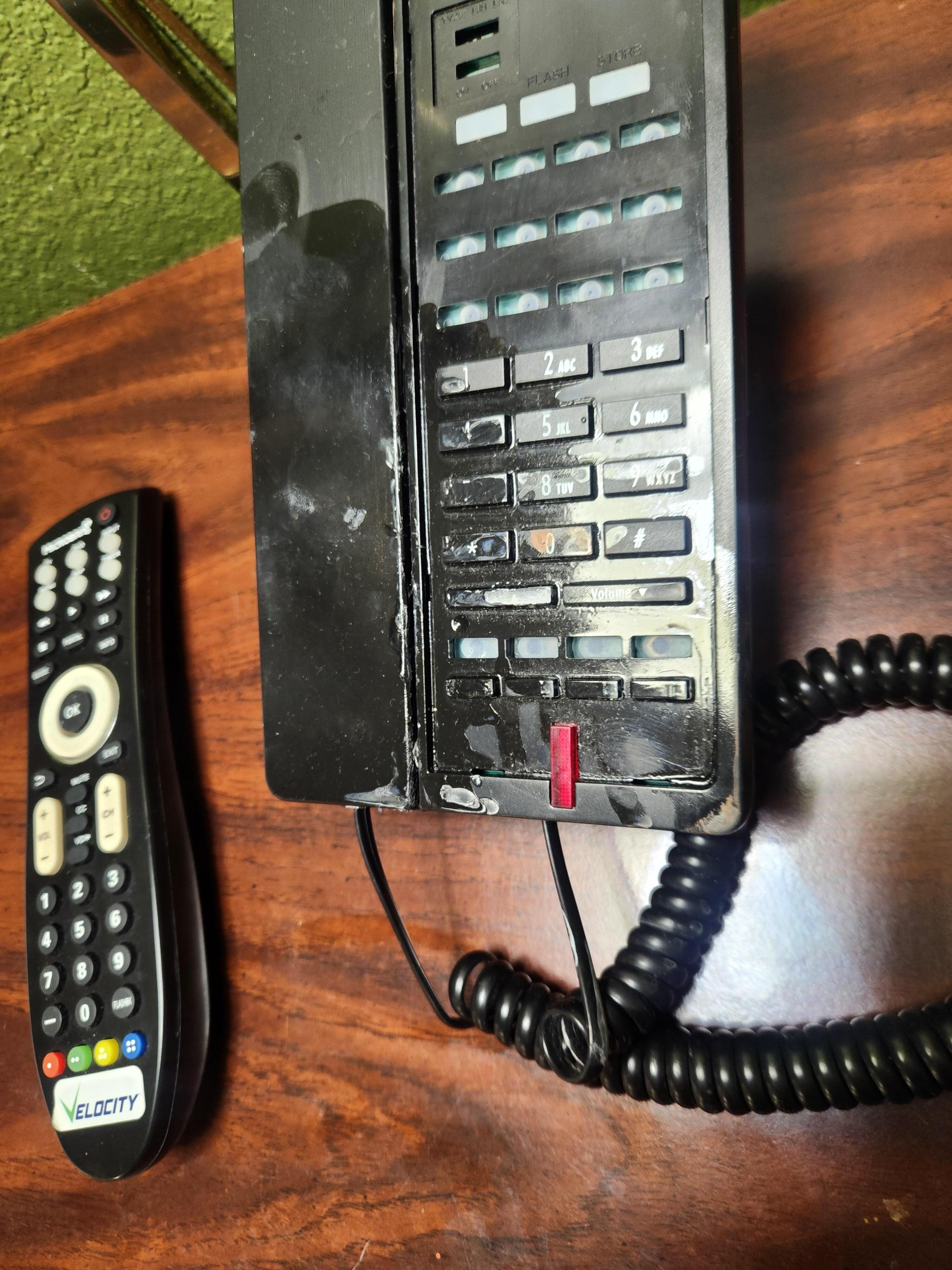 El teléfono con grasa, muy sucio y roto.