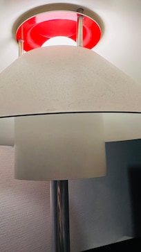 Gammelt støv på bl.a lampen