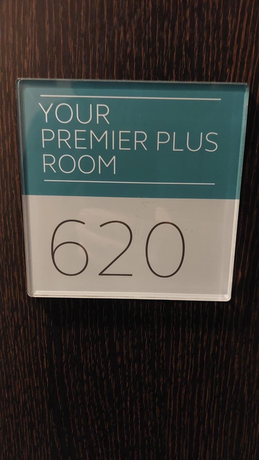 Wir haben das Superior Zimmer m. Stadtview gewählt,bis auf Minibar war die Ausstattung Basic,kein Schrank,keine Kosmet.tücher ,2gr.+1 kl.Handtuch,Blick auf Innenhof,wo man ggü. in and. Zimmer reinschauen kann;das ging aus Exp.beschreibg. nicht hervor