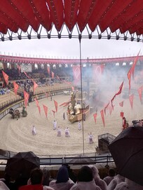 Des spectacles extérieurs époustouflants nous plongeant magiquement au cœur de l'histoire et l'interactivité du spectacle au milieu des arènes rend le spectateur attentif aux moindres événements
