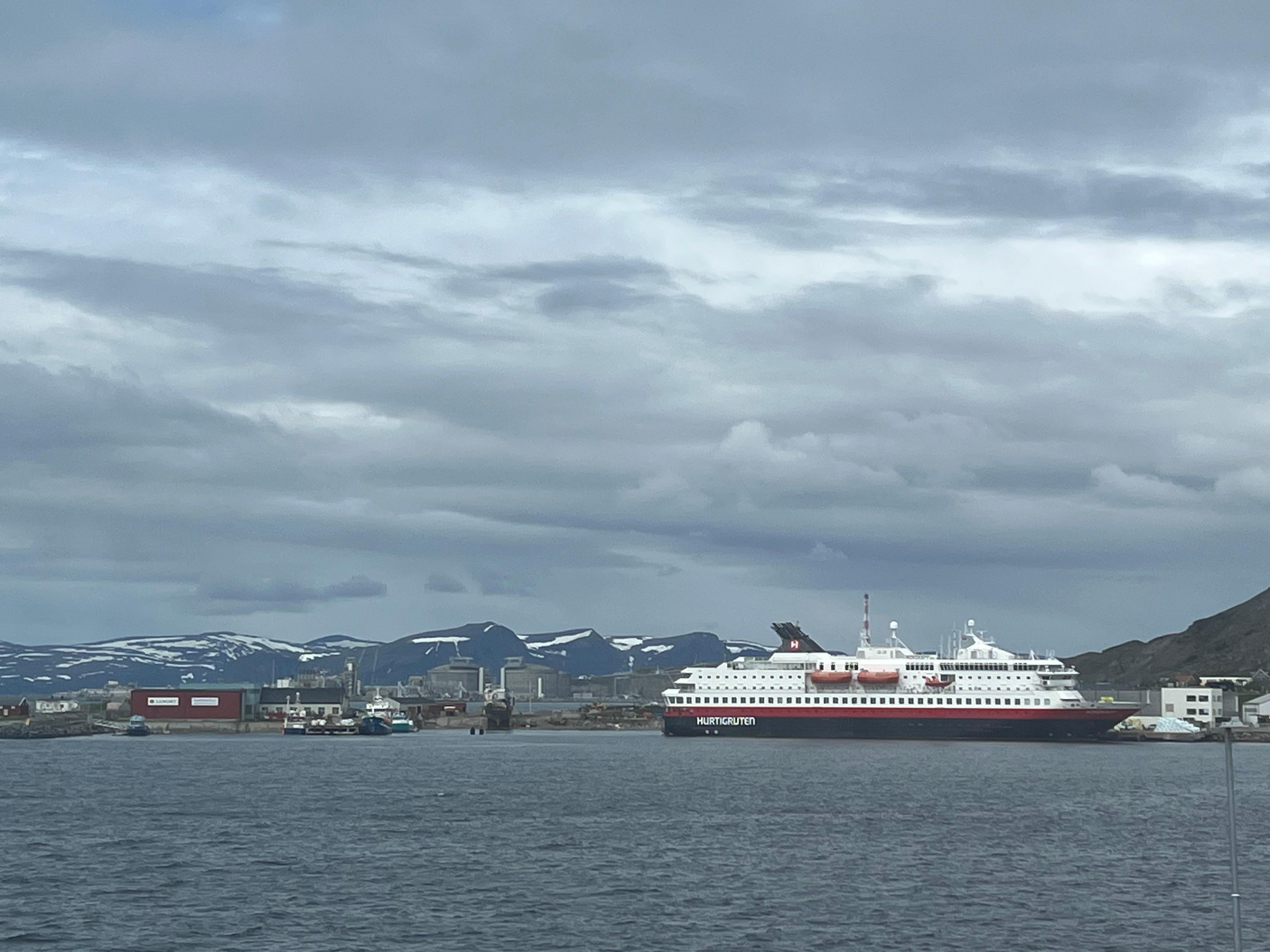 Utsikten fra rommet til båten som tar oss videre. 