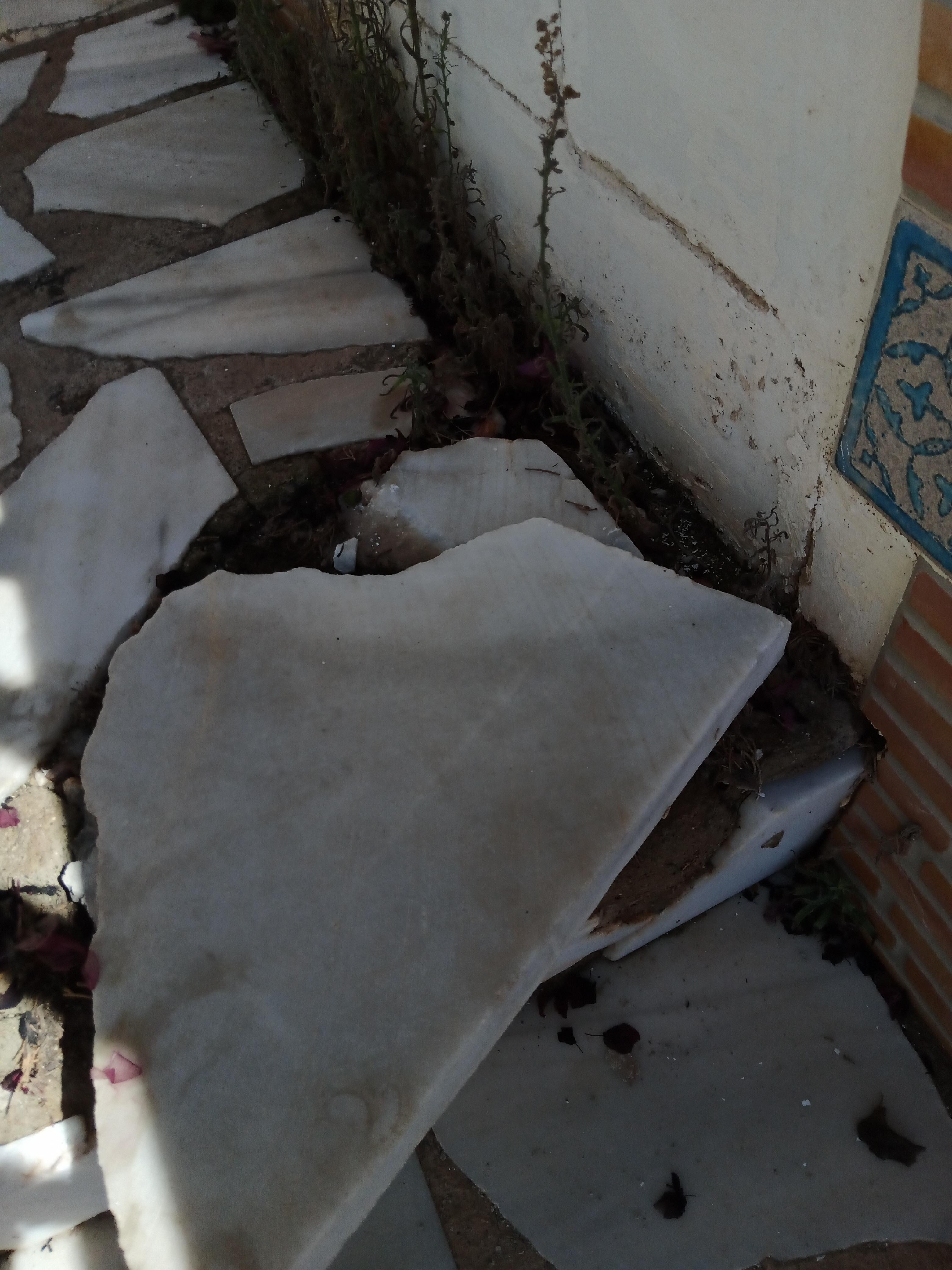 Kaputte Fliese Aussen