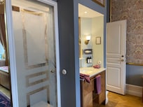 Bad og toilet, hver for sig