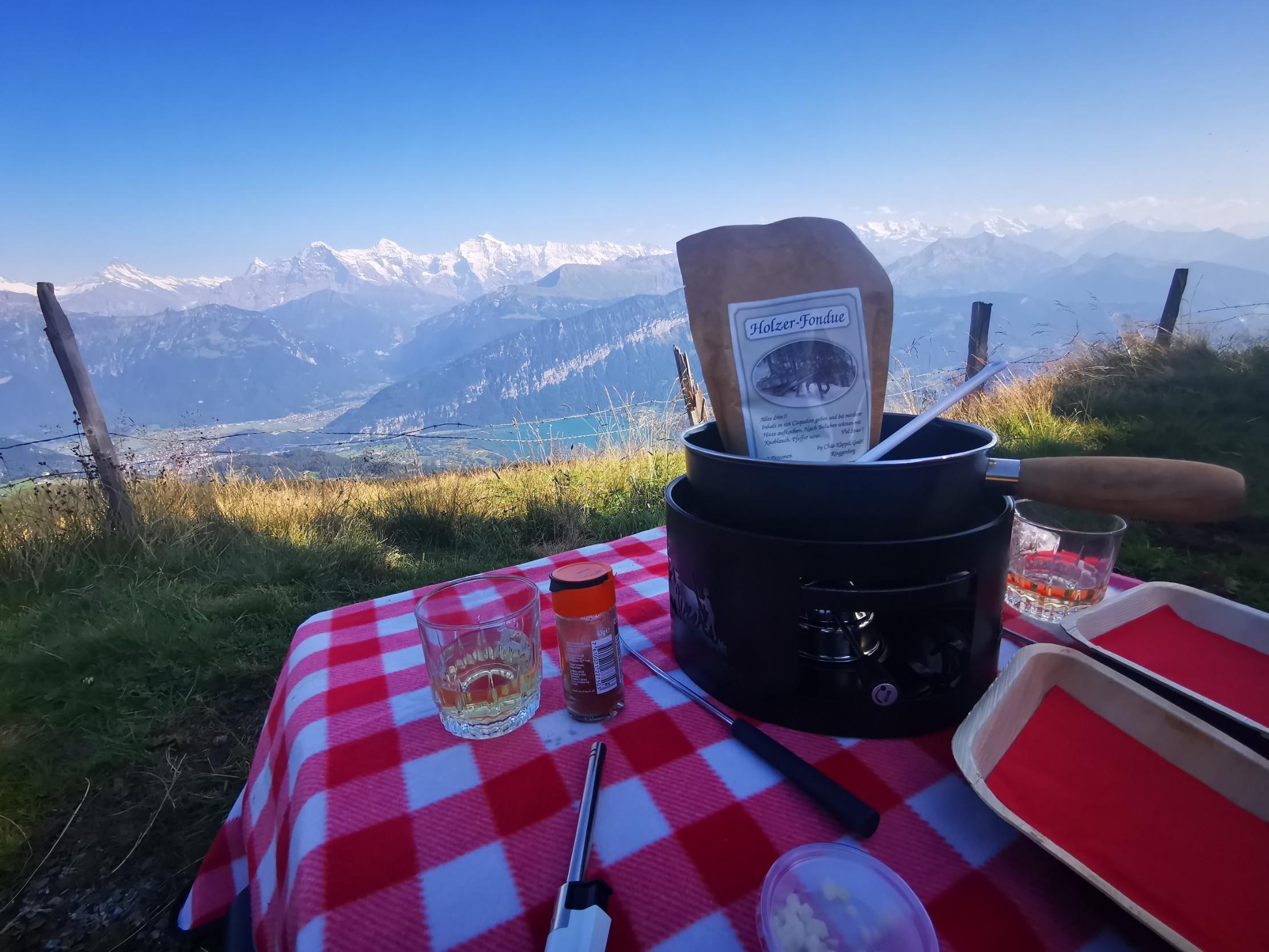 
Geheimtipp: Ungepackter Rucksack mit Käsefondue auf dem Niederhorn (kann bei der Seilbahn bestellt werden).