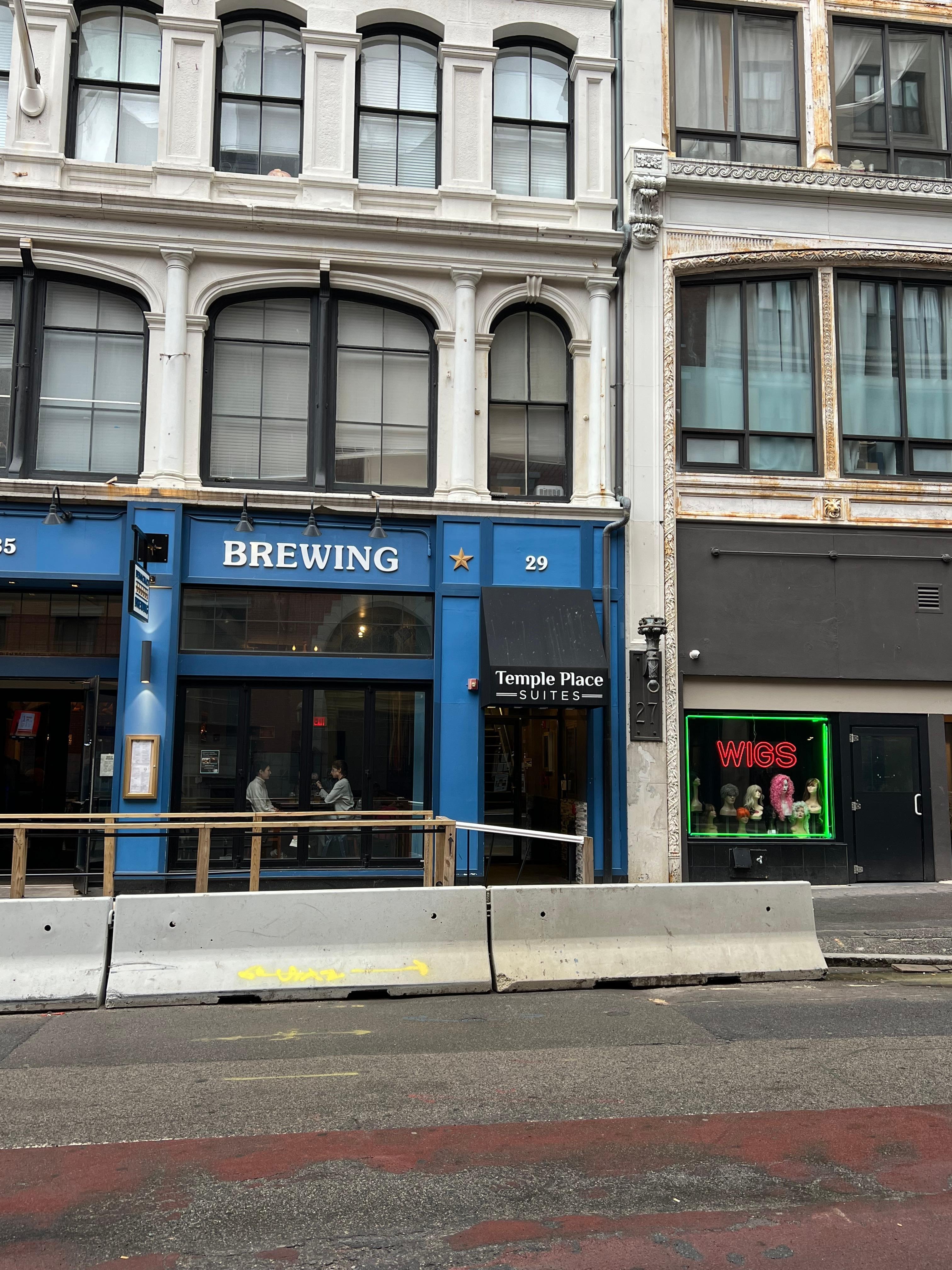 入口は狭くて分かりにくい