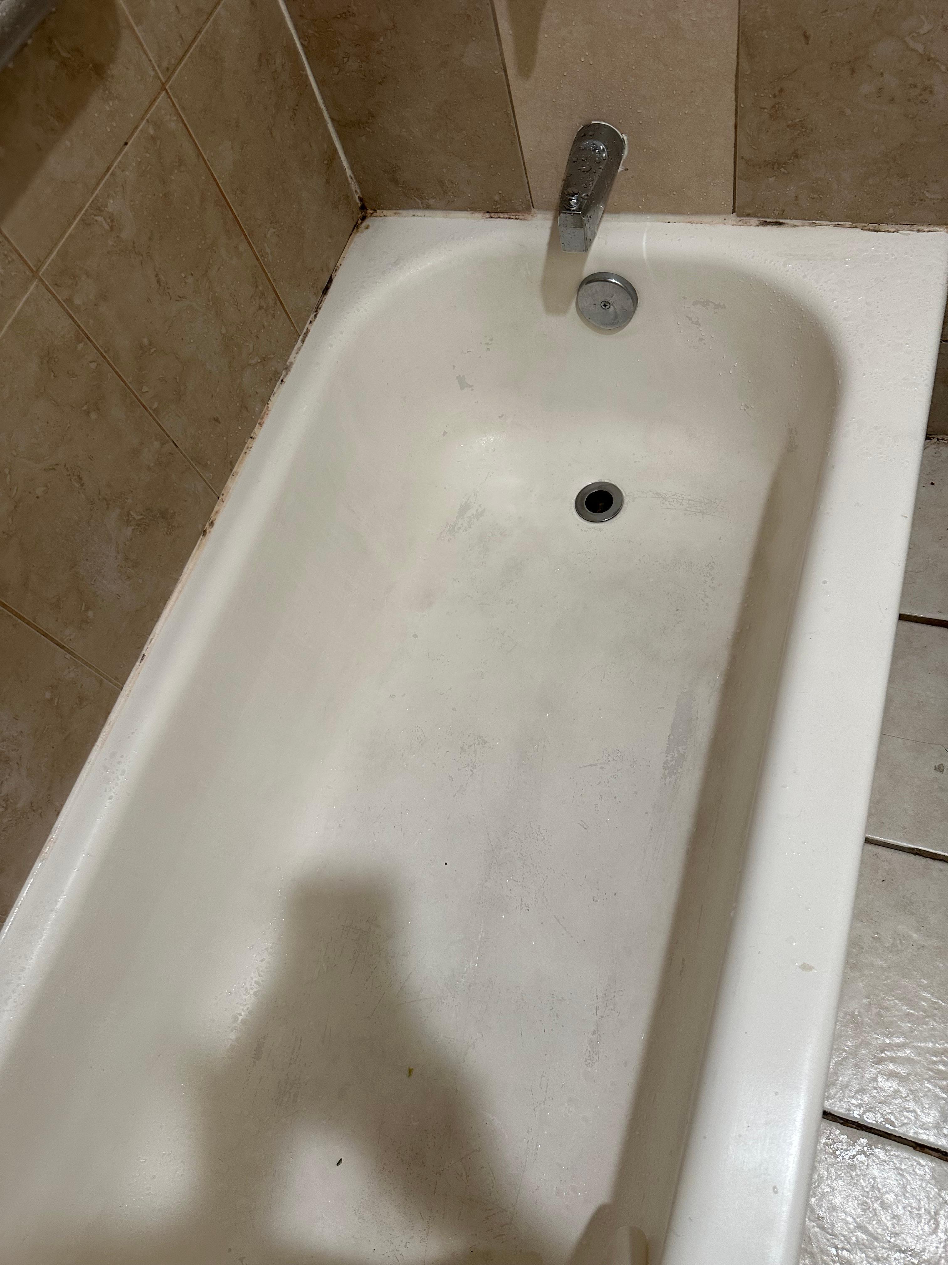 Dirty bath tub 