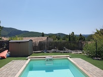 Vue depuis la terrasse sur le Luberon