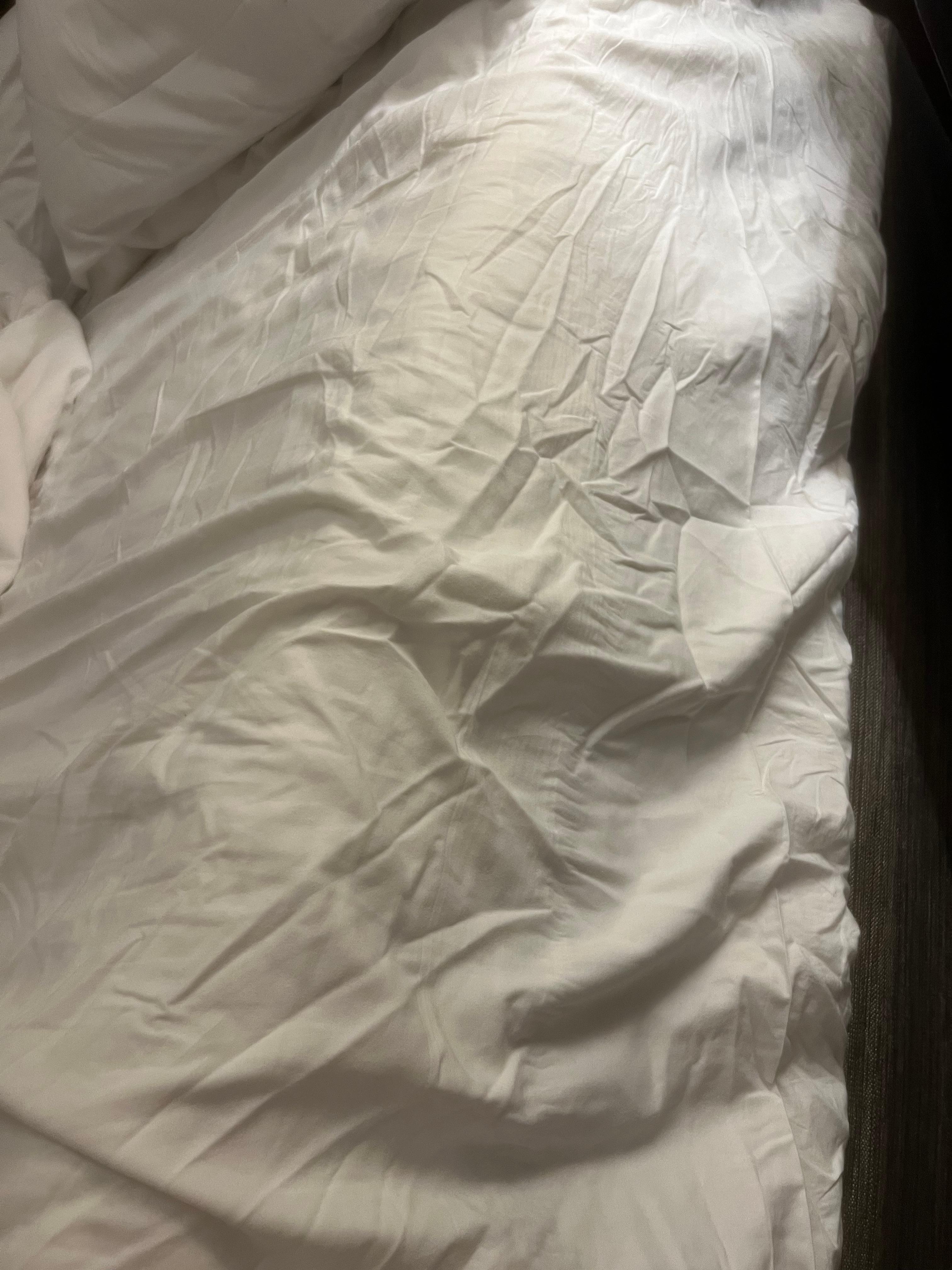Wrinkle and not well made bed 