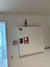 Stod kl 9.00 søndag morgen selvom tre gjorde rent!
Var ikke fjernet 16.40