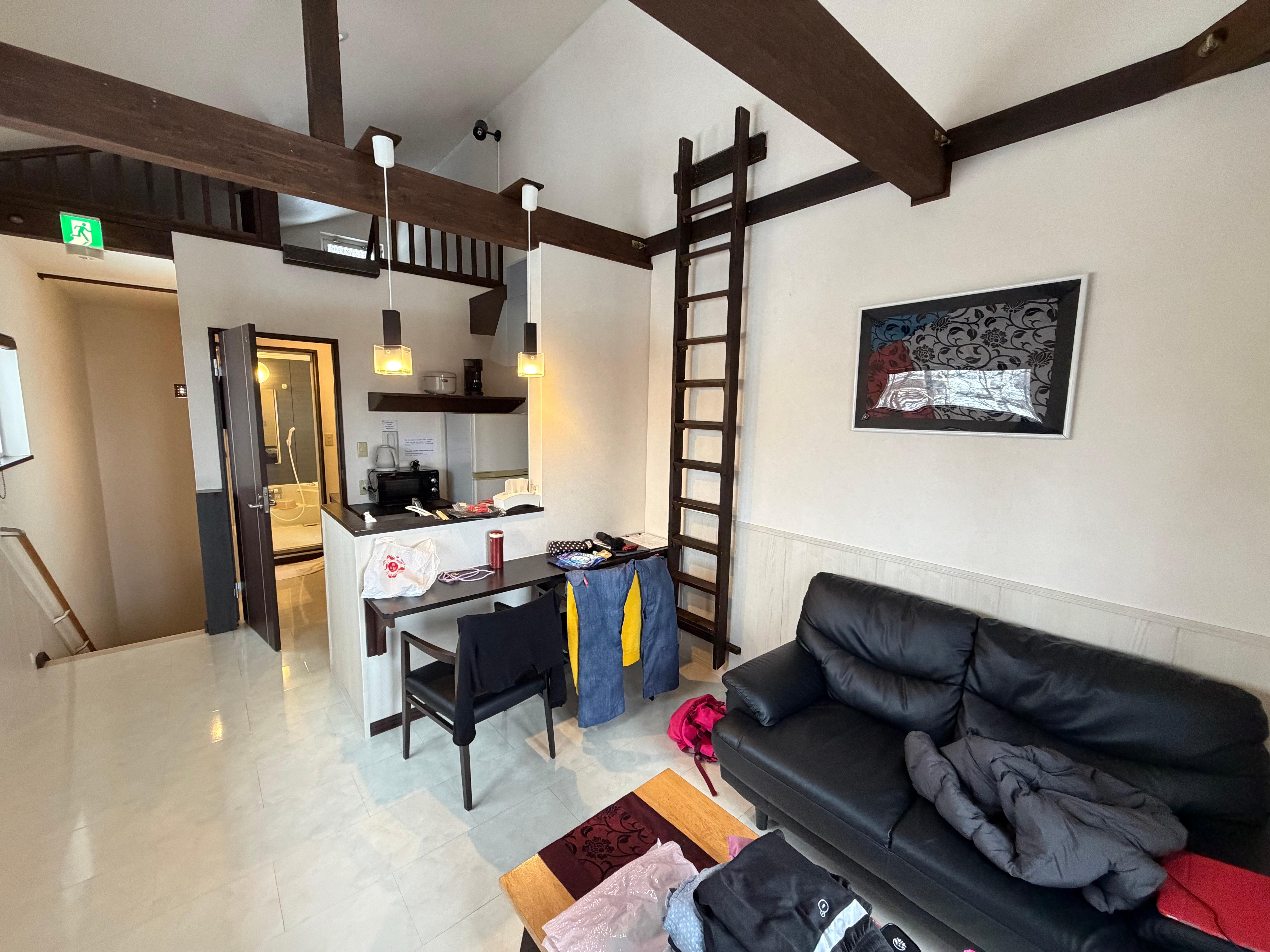 地下為睡房，此乃樓上客廳廚房及浴室。