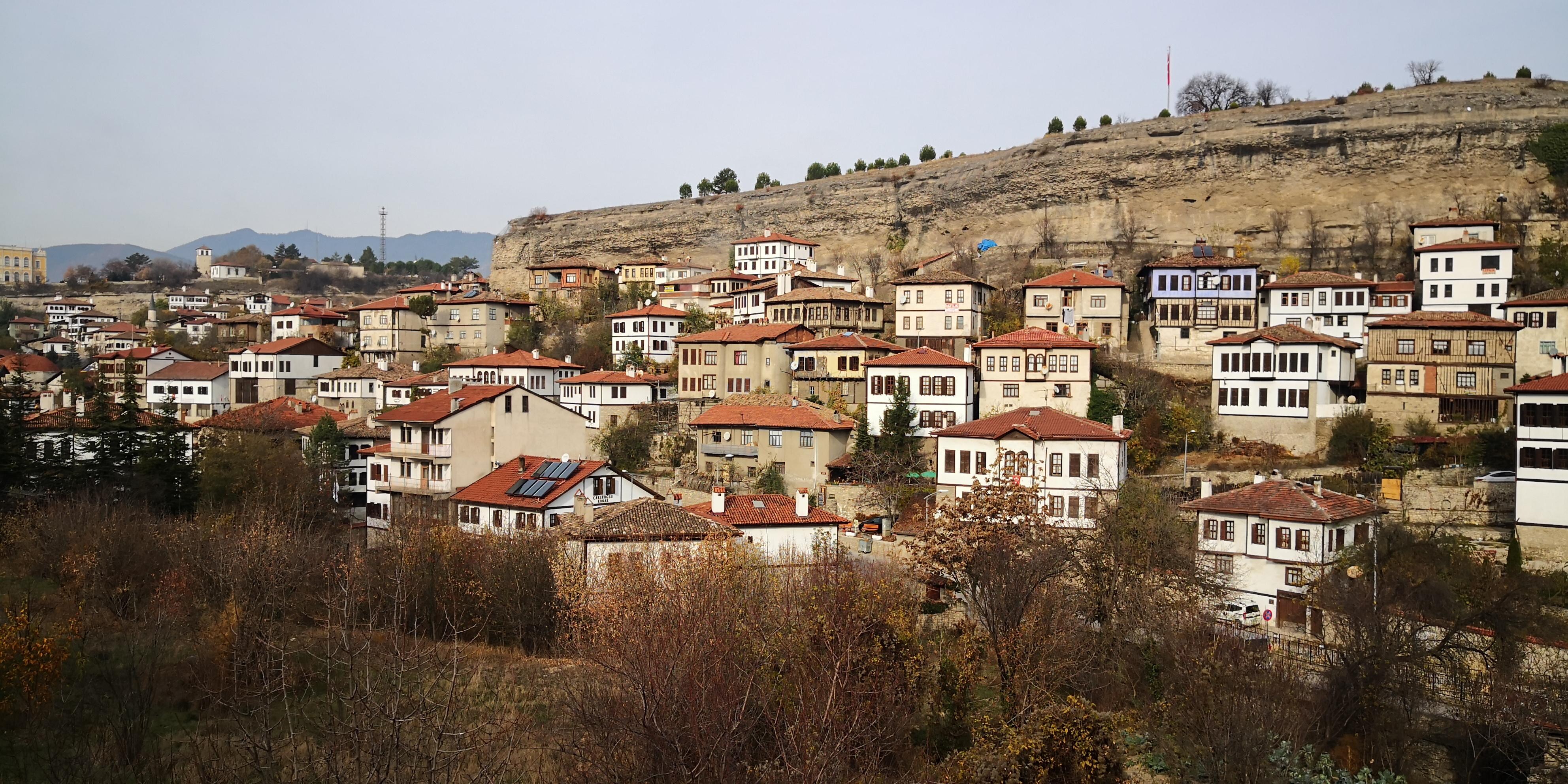 Hotel önündeki bahçeden Safranbolu. 