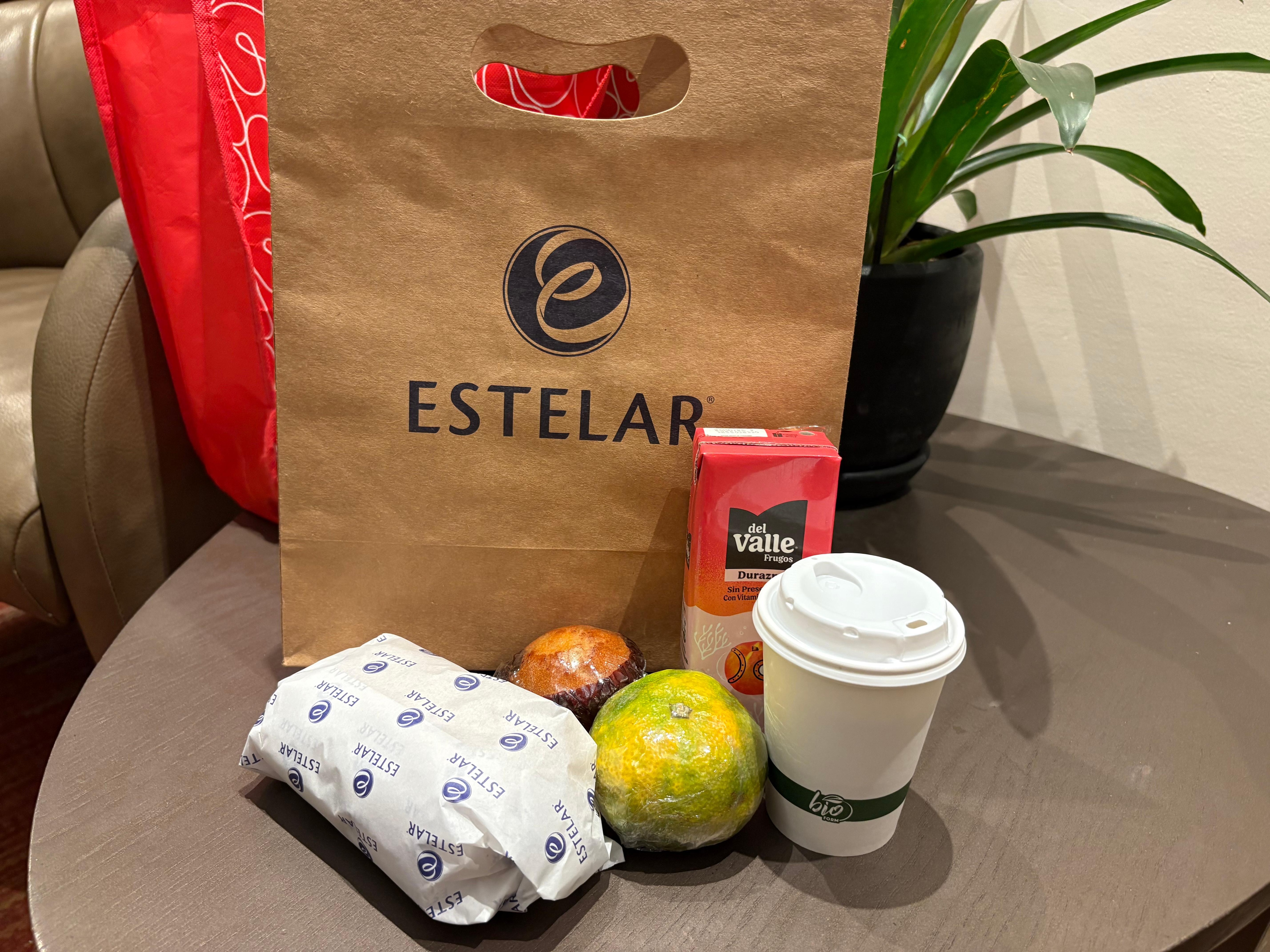 朝早い出発だったので朝食時間に間に合わずロビーでいただきました。