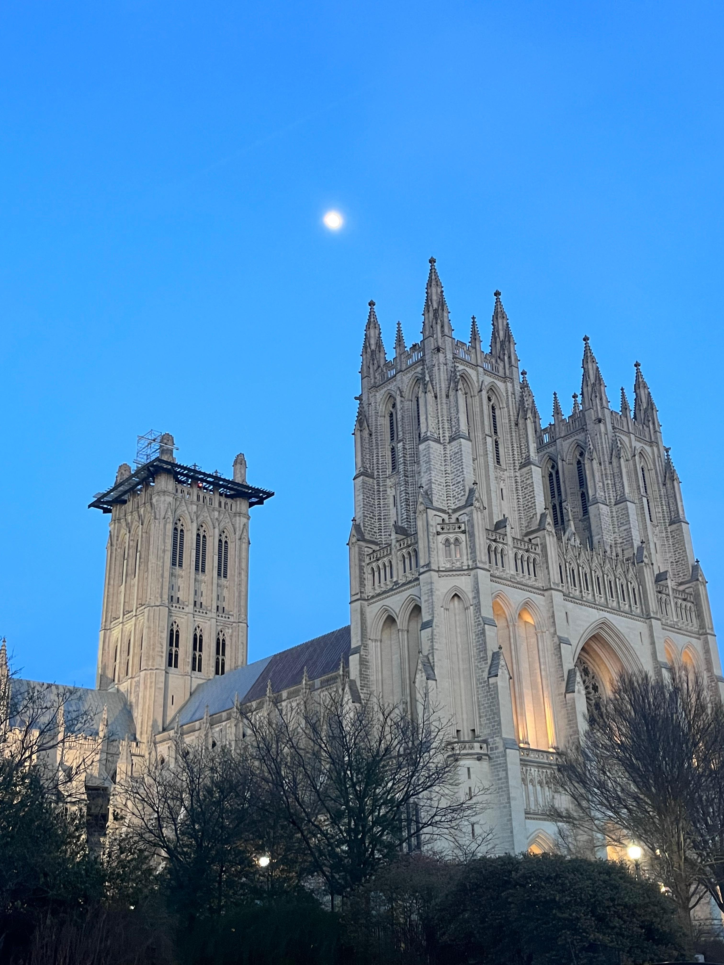 2 min walk to the Cathedral. 