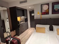 Flott rom med en gedigen dusj.