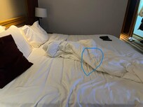 Bilde av sengen med en skitten brukt bandasje.