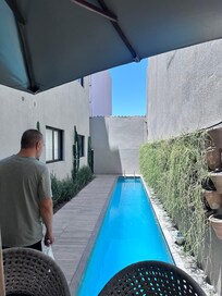 Essa piscina é apenas uma raia nas fotos do anúncio parece maior e estava suja