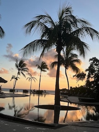 Vue de la chambre sur la piscine enfants et la mer