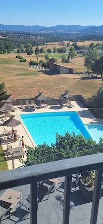 Vue de la chambre sur le golf et la piscine ,splendide.