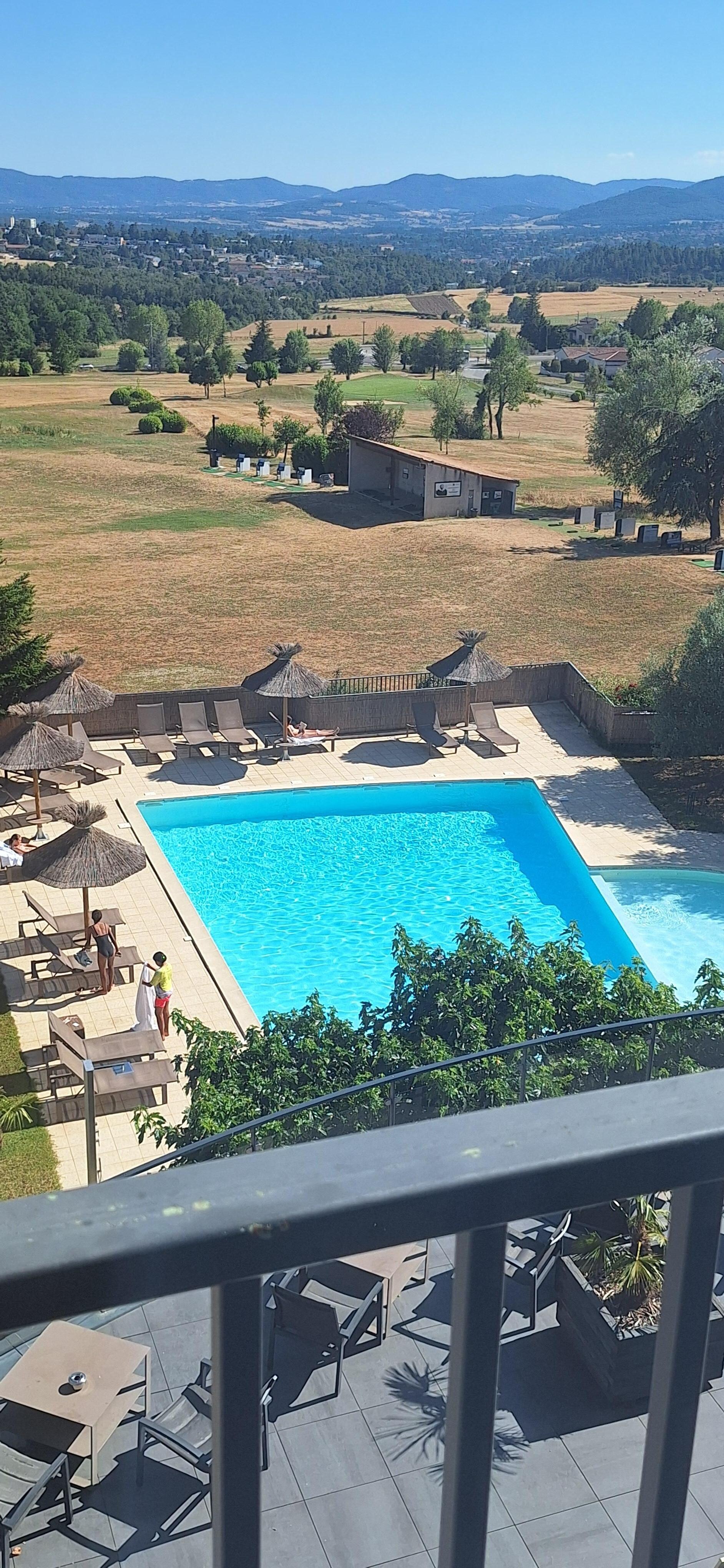  Vue de la chambre sur le golf et la piscine ,splendide.