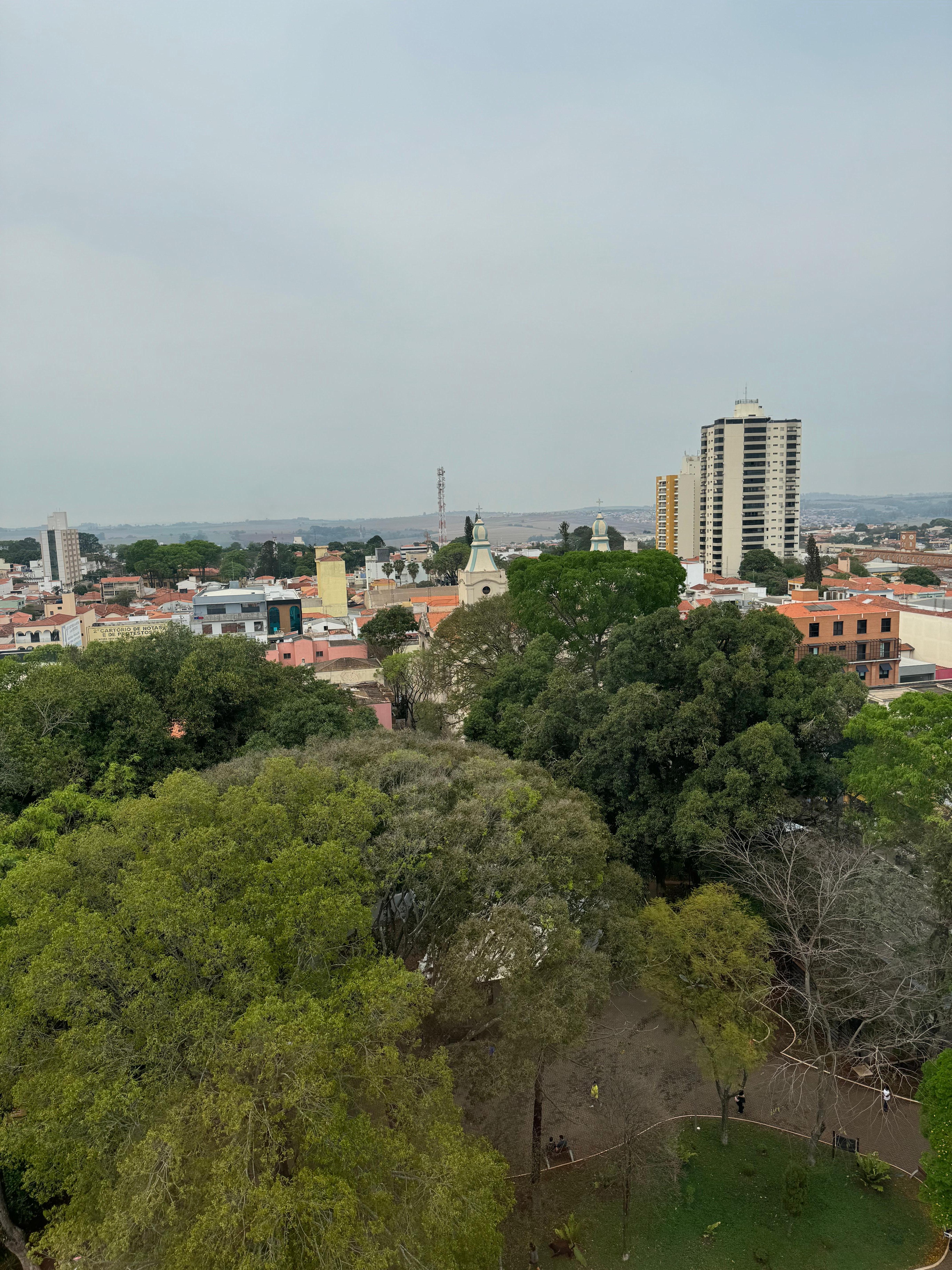 Vista da cidade pelo saguão do elevadores