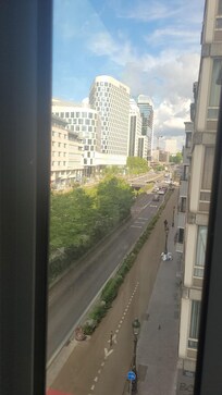 Blick aus dem Fenster entlang der Straße