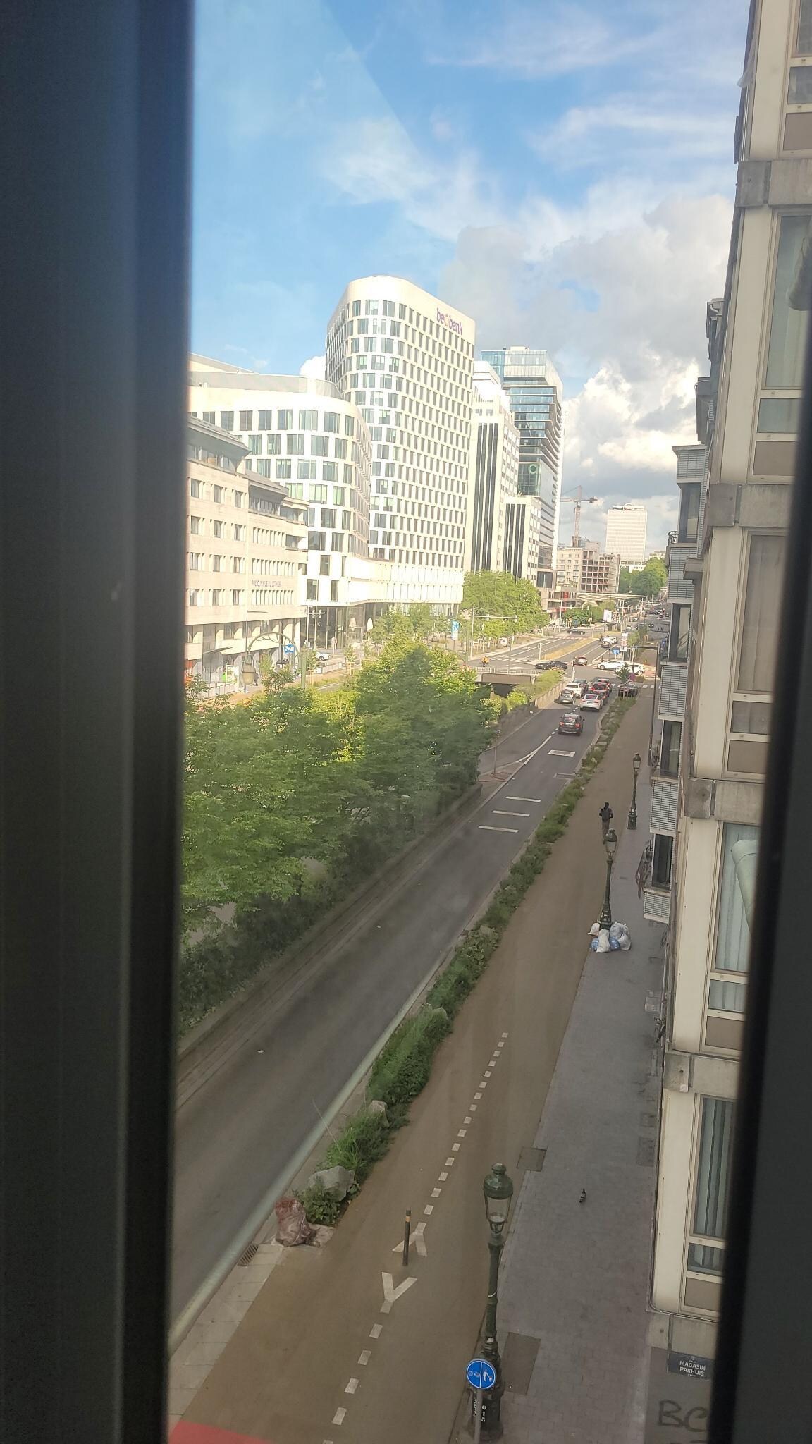 Blick aus dem Fenster entlang der Straße