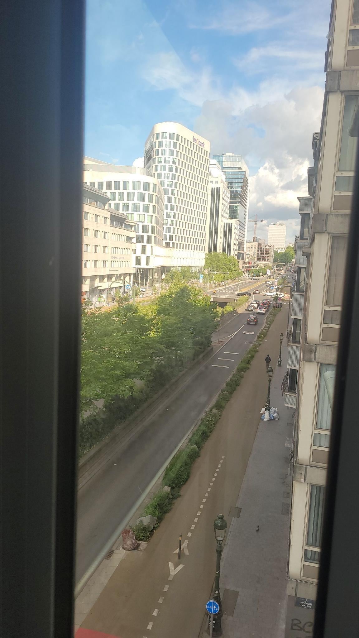 Blick aus dem Fenster entlang der Straße