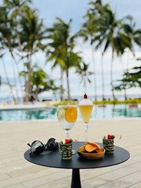 泳池畔的Happy Hour!