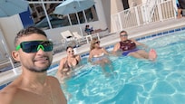 Esperando en la piscina mientras nos entregaban la habitación.
