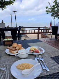 Petit déjeuner face à la mer