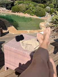 Au bord de la piscine