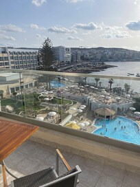 Udsigt fra 6. Sal, med både pools og hav, fra altanen.