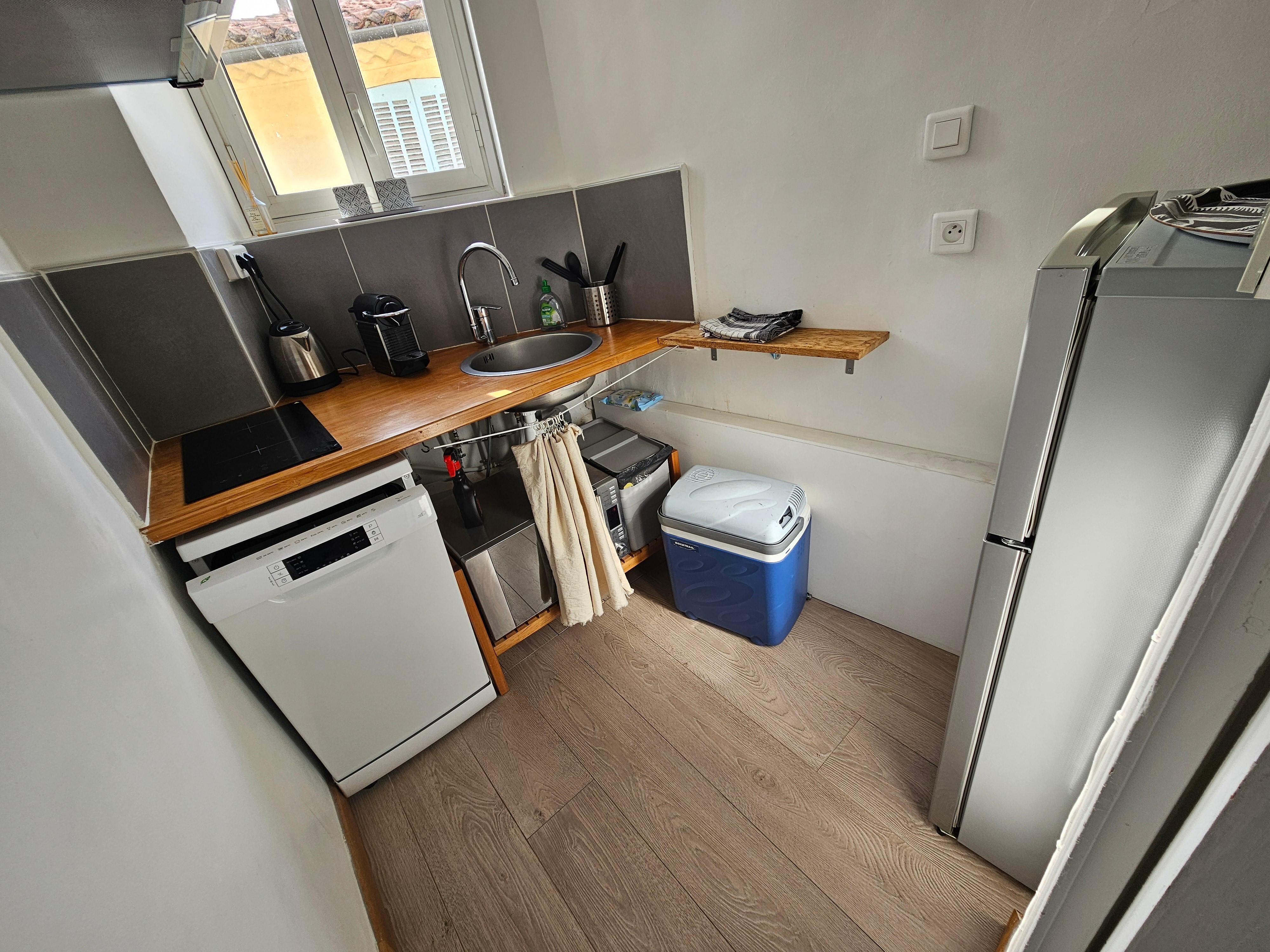 Die Küche ist klein aber funktional und gut ausgestattet.