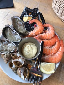 Huitres de St Vaast bulots et crevettes