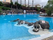 En gigantisk pool med behaglig temperatur 24-25 grader var rena lyxen,