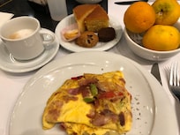 Le petit-dĂ©jeuner avec lâomelette du chef