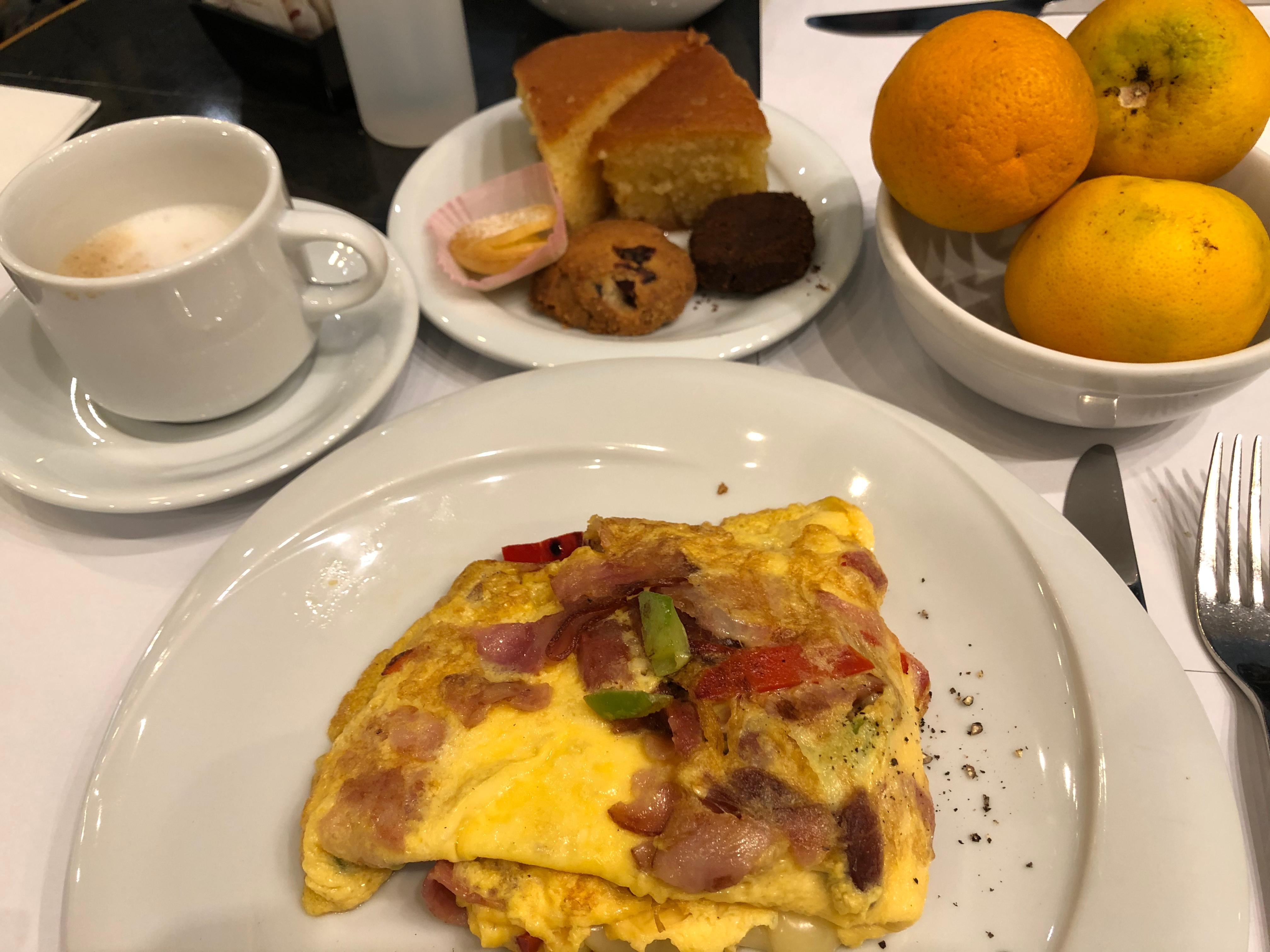 Le petit-déjeuner avec l’omelette du chef