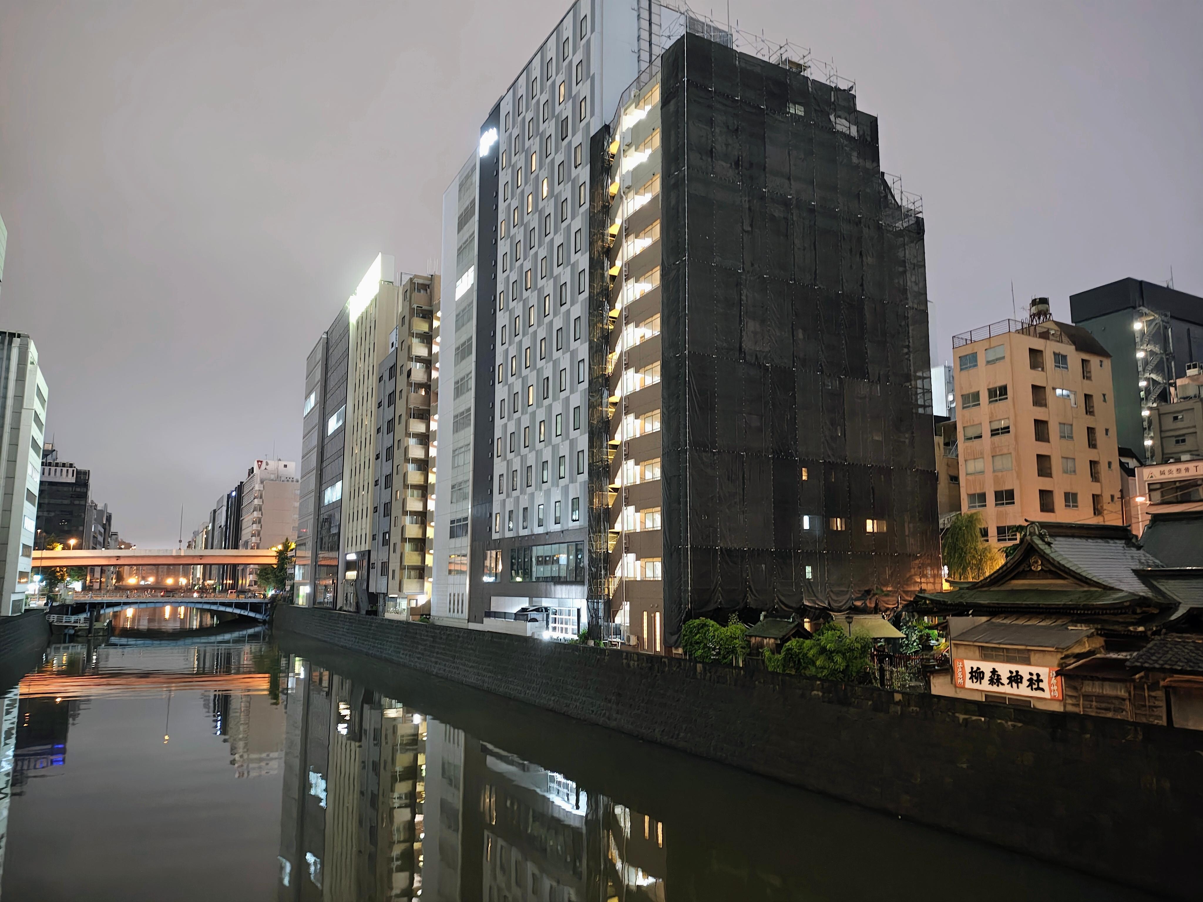 Hotel next of the river.
