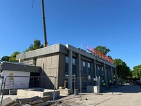 Byggarbetsplats framför, bakom och på hotellets tak.