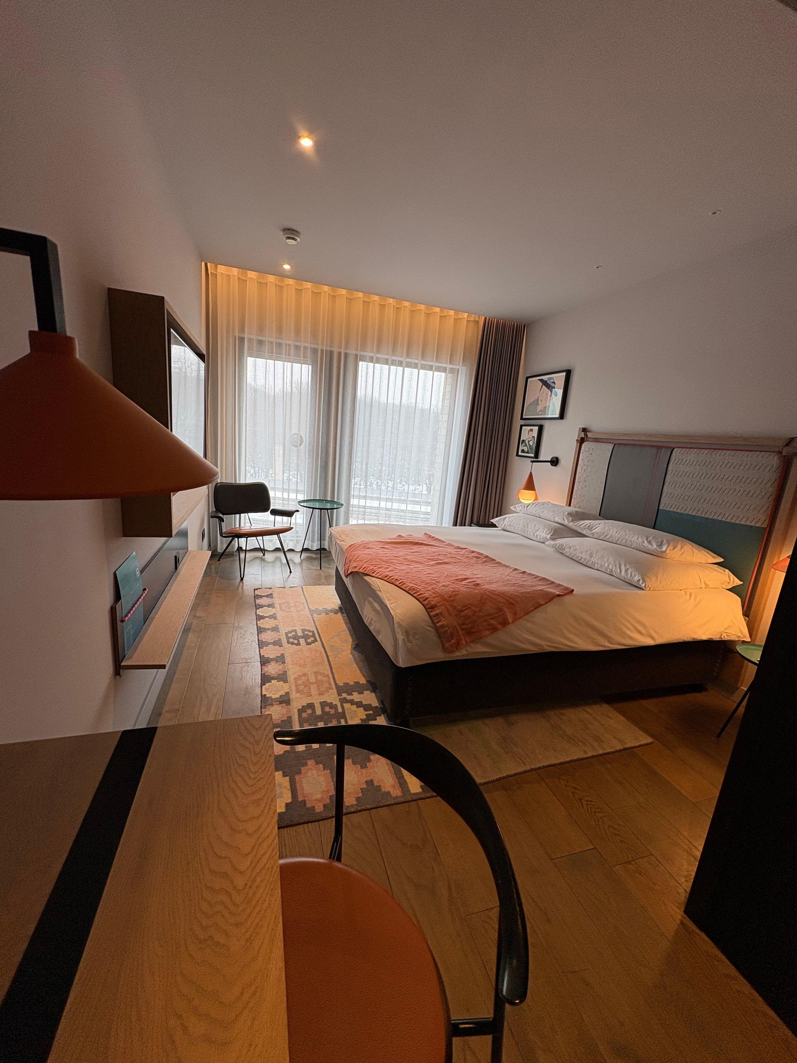 Lobby was very nice and lots of space to work, huge cafe as well with lots of working space 