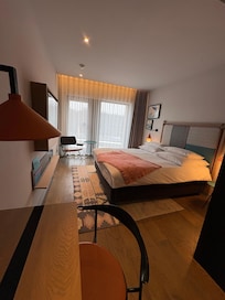 Lobby was very nice and lots of space to work, huge cafe as well with lots of working space