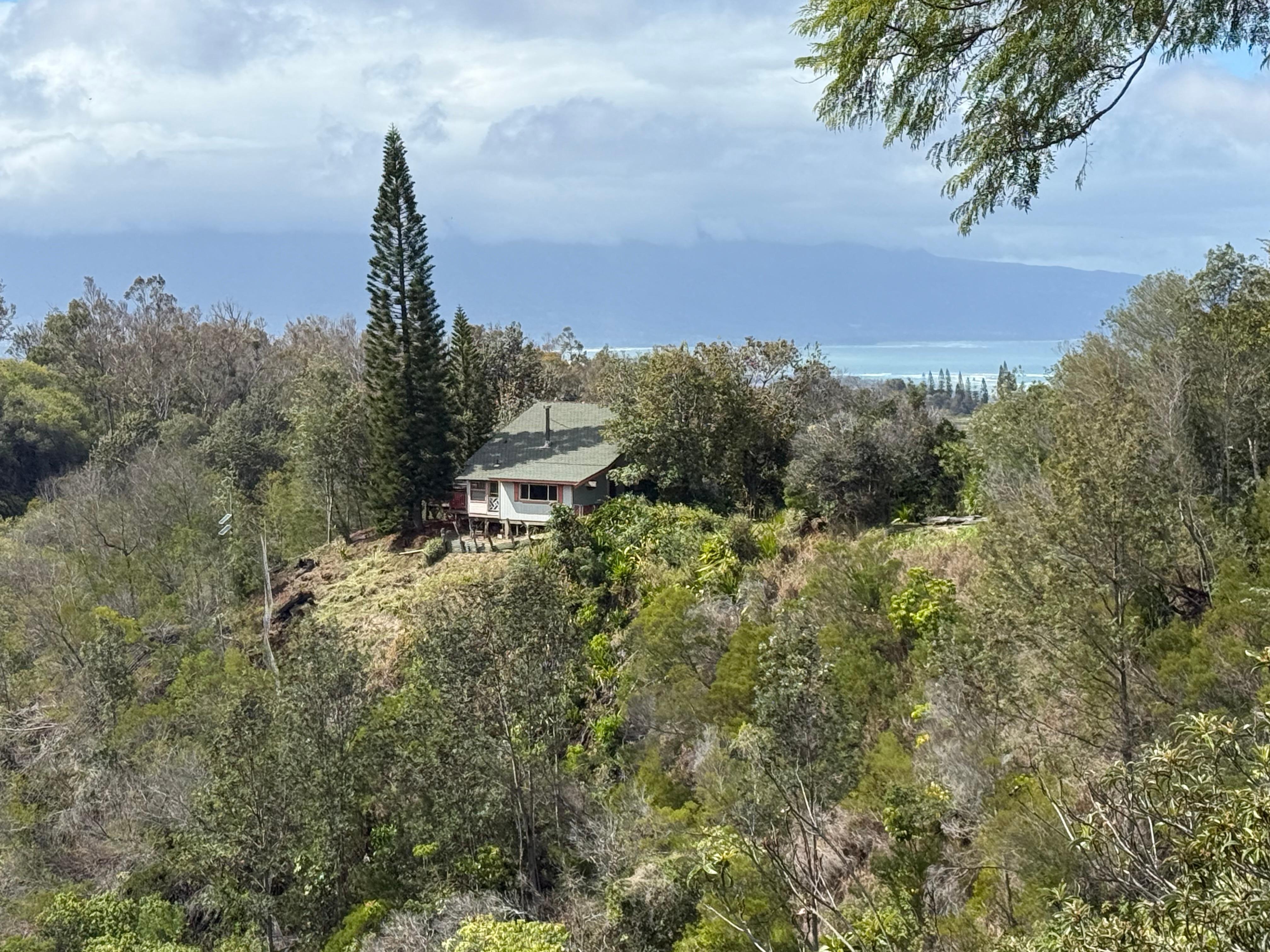Another view from the deck over to the ocean and East Maui.